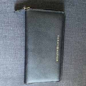 Tommy Hilfiger Pebbled Leather Large Continental Zip Wallet Zip Around Black